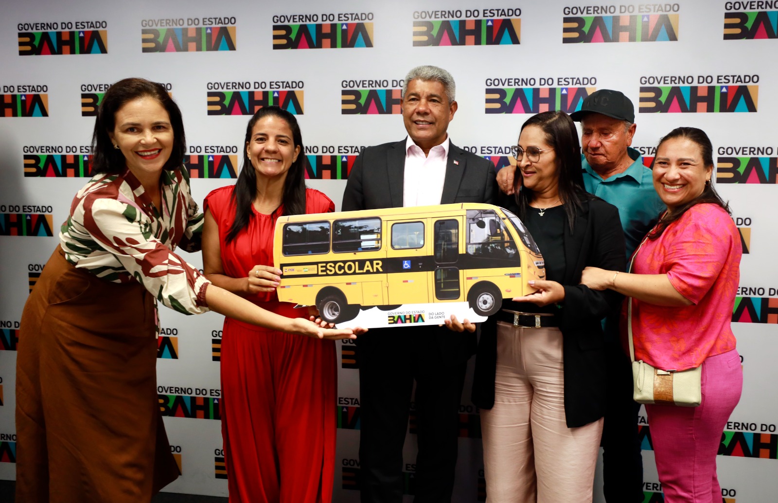 Entrega de ônibus escolar a Palmeiras relembra episódio de incêndio no Vale do Capão